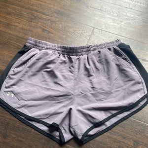 UNDER ARMOUR heatgear athletic purple gray running shorts size large